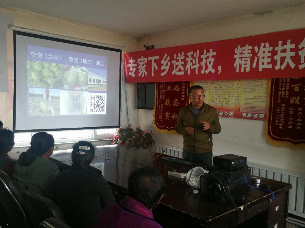 王超教授为村民讲解蔬菜种植技术指导村民春耕生产