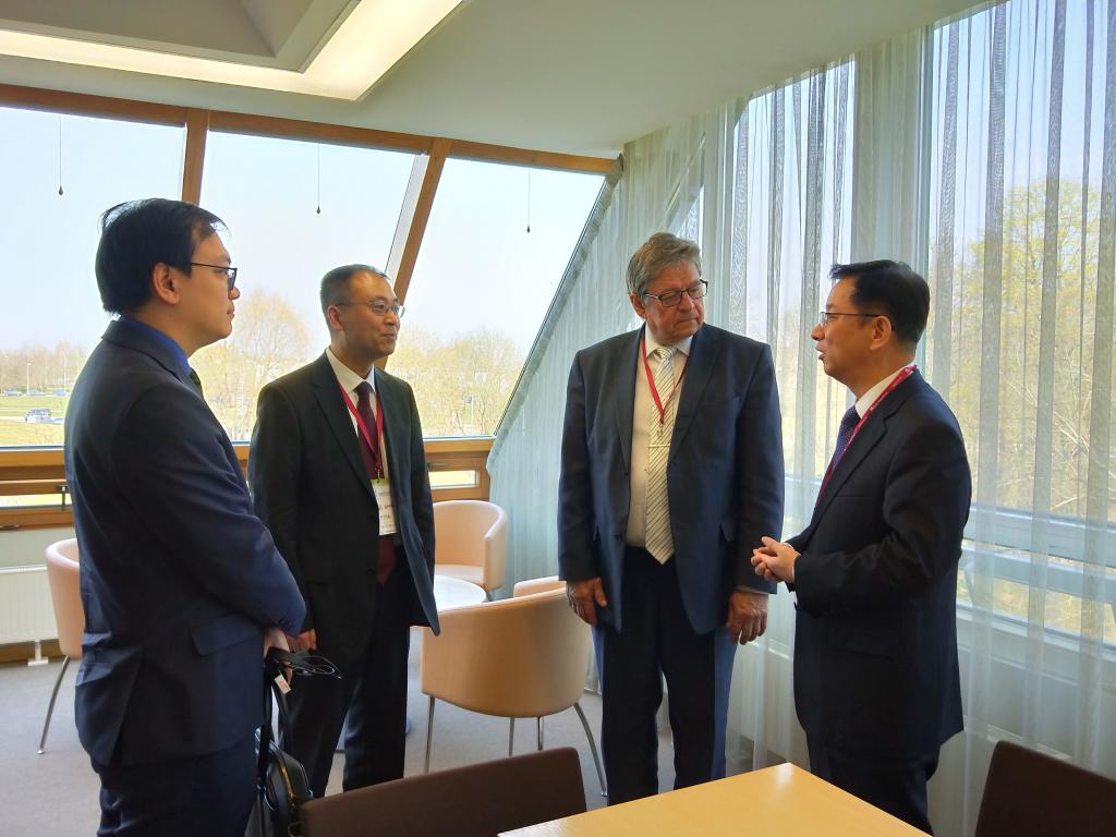 我国驻爱沙尼亚大使李超(右一)、爱沙尼亚生命科学大学校长Mait Klaassen(右二)与王傲雪交流
